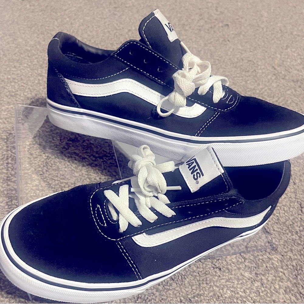 Men’s Vans Size 9. Very Clean.